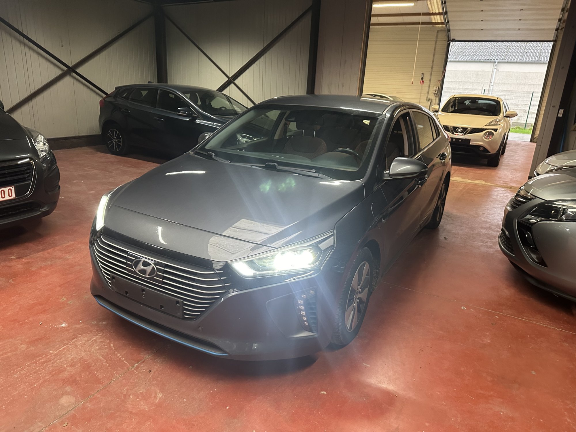 Hyundai Ioniq 1.6 Premium - Hybrid - Automatic - 105 hp - 93.043 km