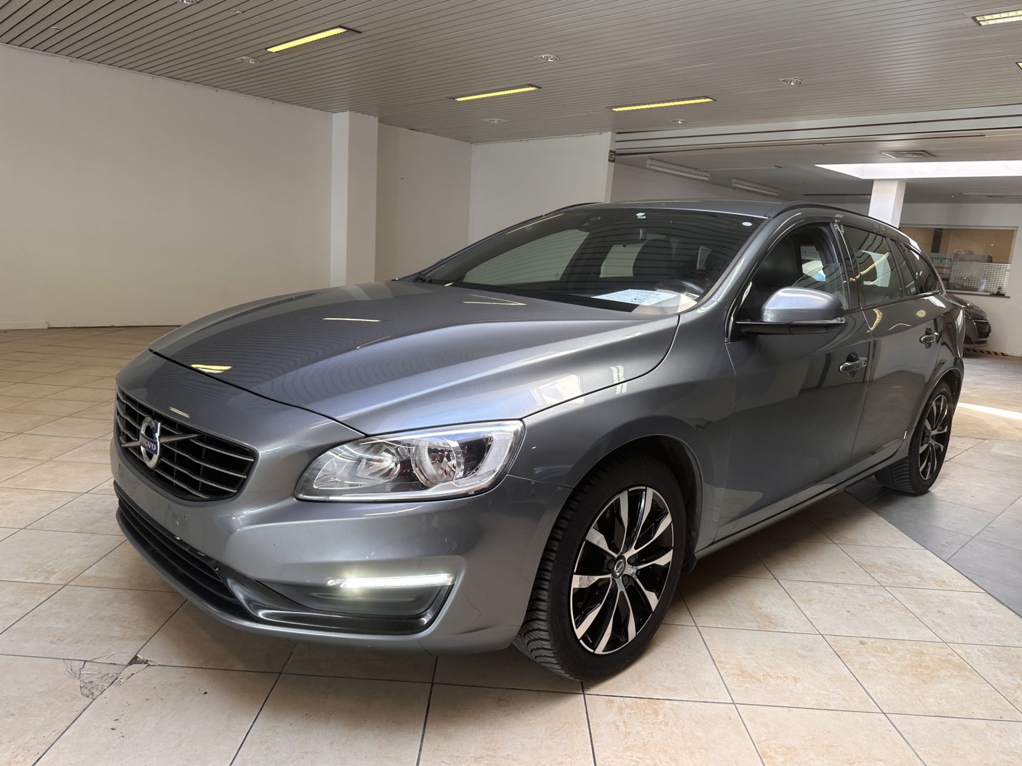 Volvo V60 D2 Dynamic Edition - Diesel - Manual - 120 hp - 227.320 km