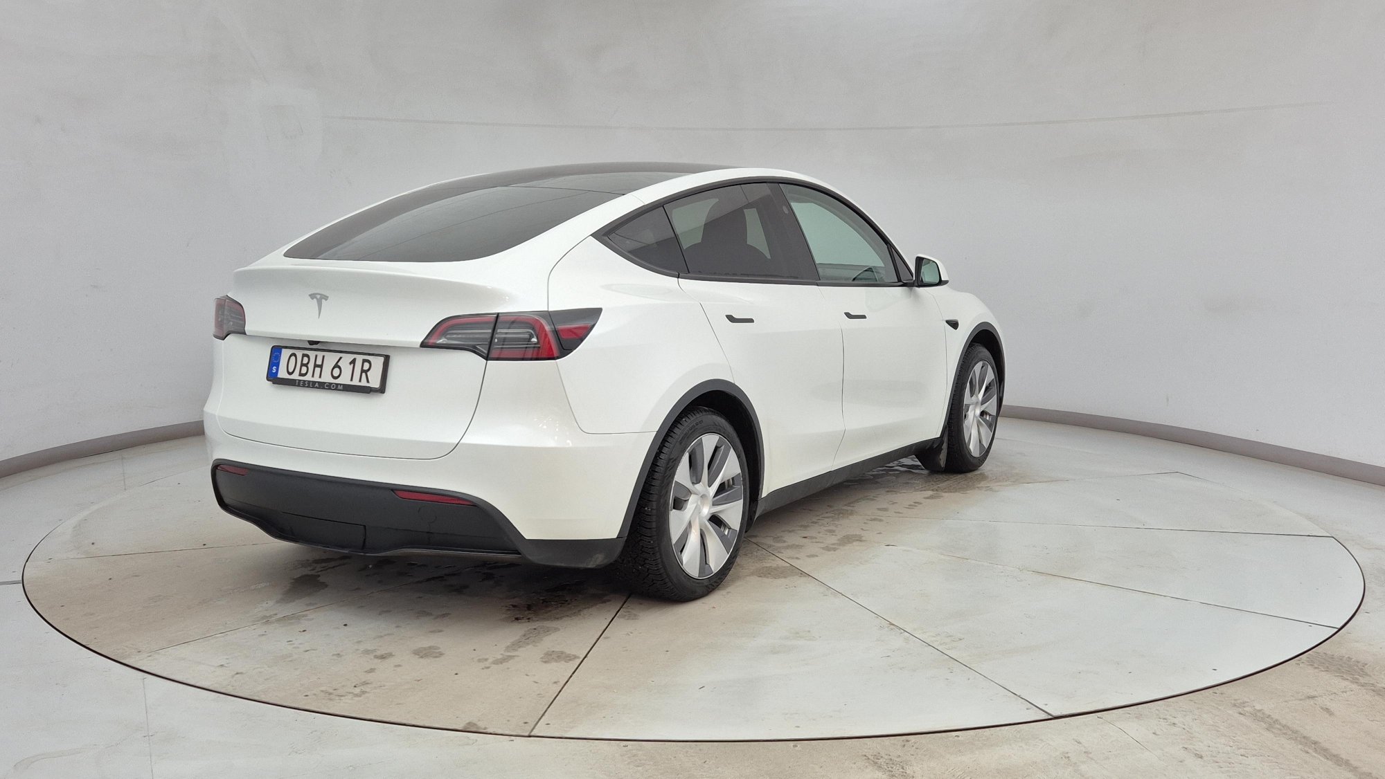 Tesla Model Y Standard Range - Electric - Automatic - 299 hp - 17.707 km