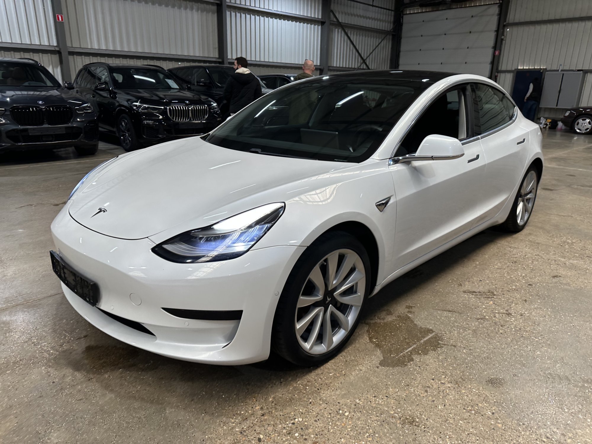 Tesla Model 3 - Electric - Automatic - 283 hp - 99.695 km
