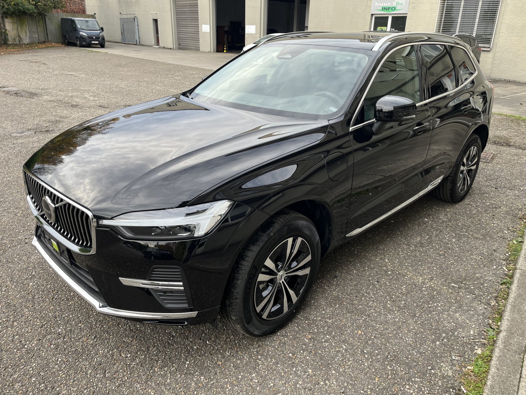 Volvo XC60 T6 Core - Hybrid - Automatic - 253 hp - 49 km