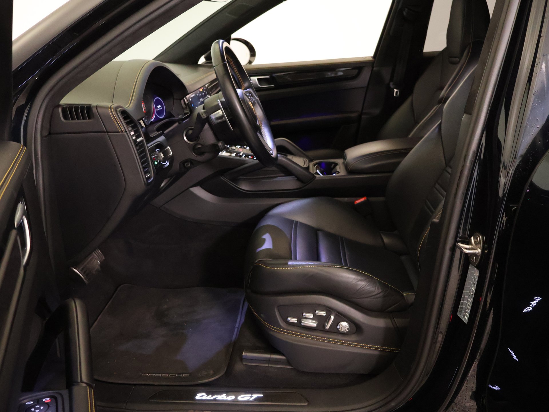 2022 Porsche Cayenne   