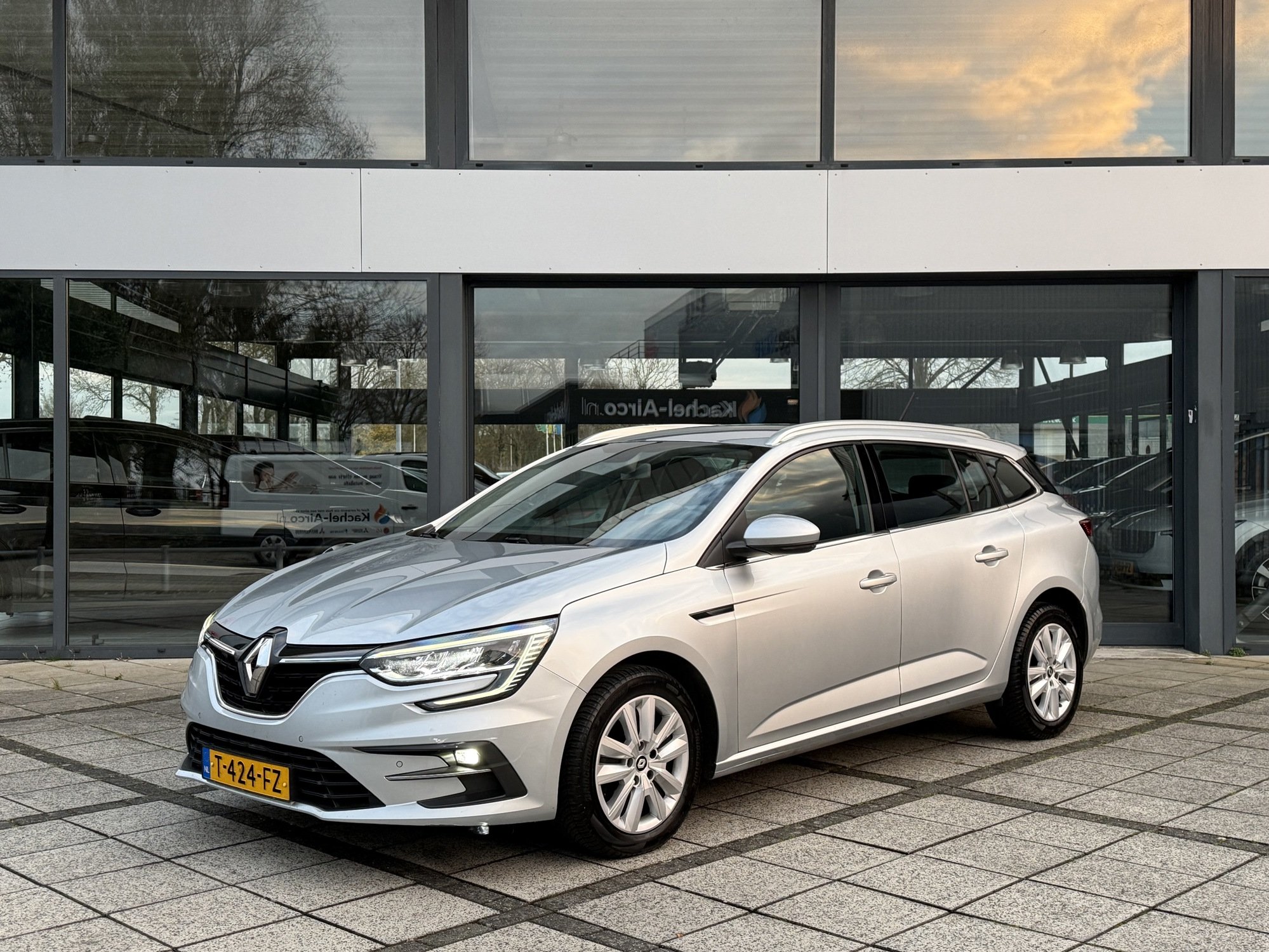 Renault Megane Grandtour 1.3 TCe Equilibre - Petrol - Manual - 140 hp - 85.265 km