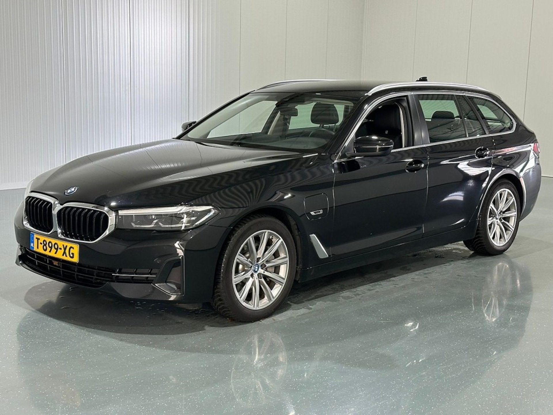 BMW 5 Series Touring 530e Business - Hybrid - Automatic - 184 hp - 50.273 km