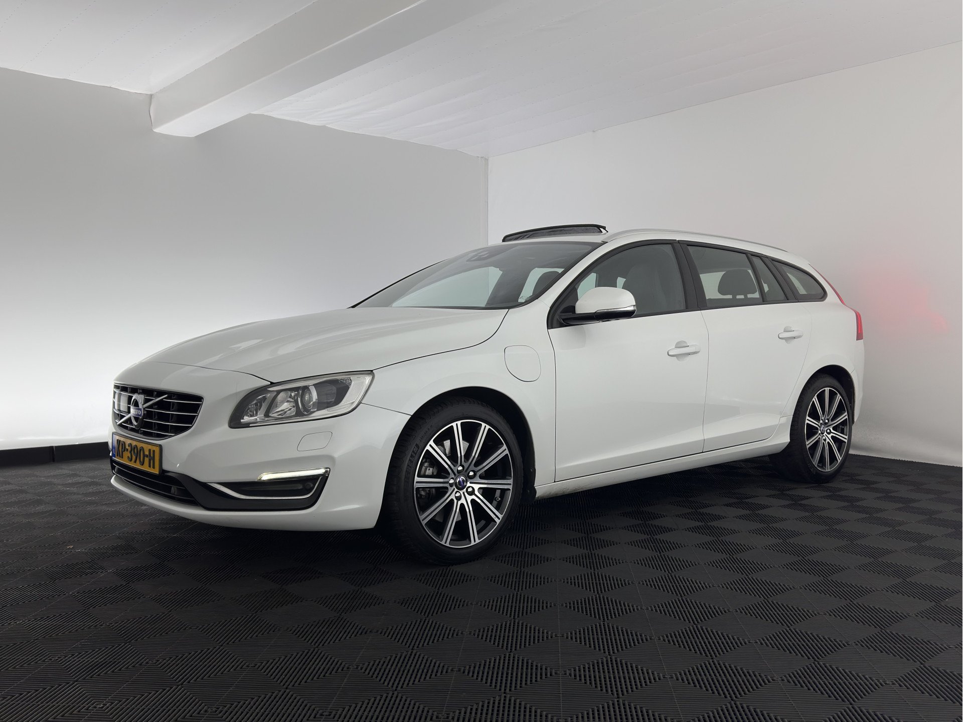 Volvo V60 D5 - AWD - Hybrid - Automatic - 288 hp - 294.208 km