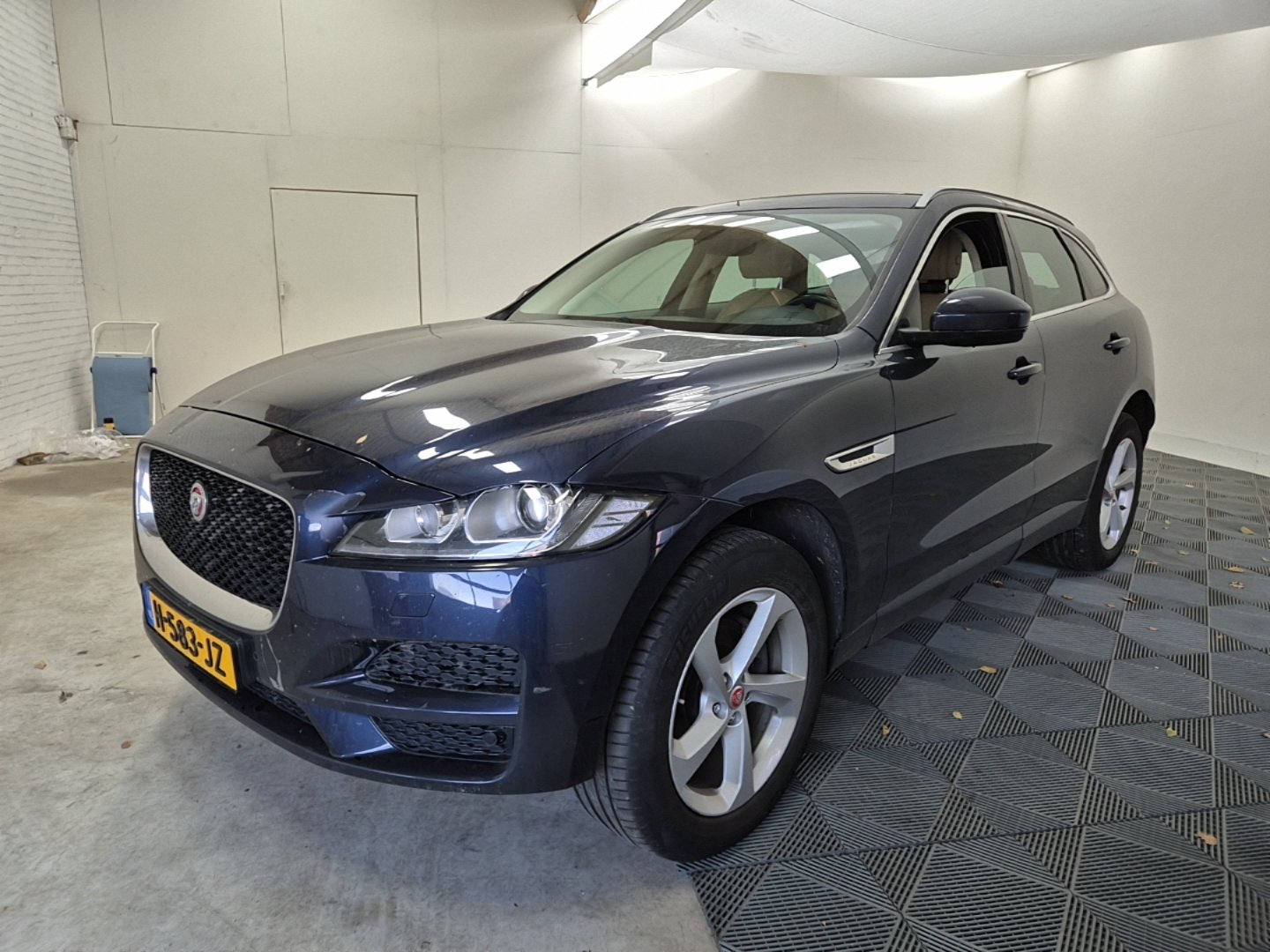Jaguar F-Pace 2.0i Premium - Petrol - Automatic - 250 hp - 174.105 km