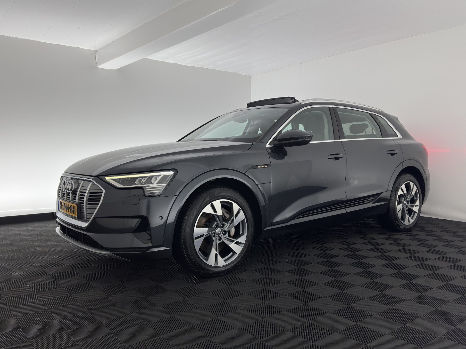 Audi E-tron 50 Launch - Electric - Automatic - 313 hp - 179.800 km