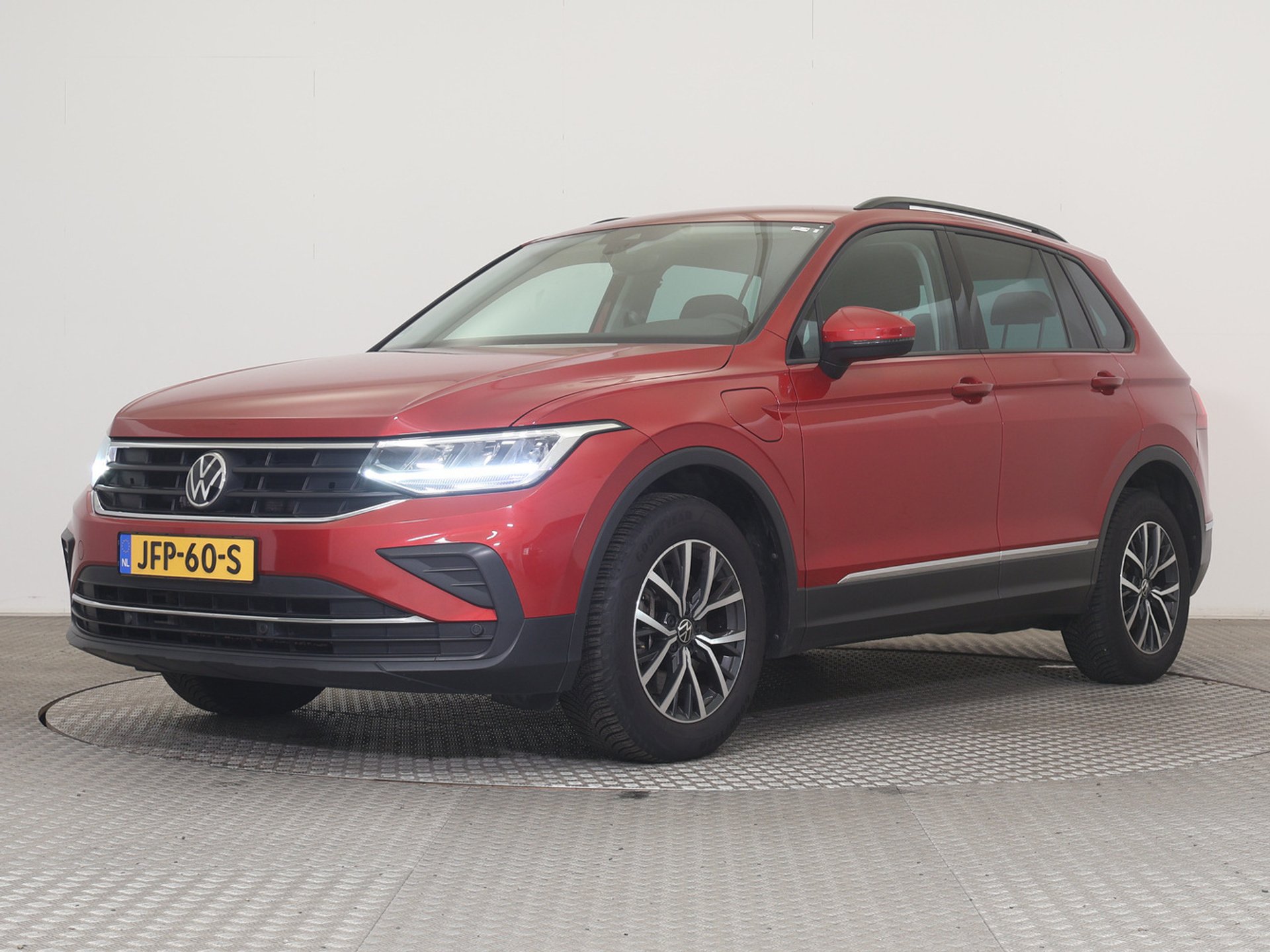 Volkswagen Tiguan 1.4 TSI R-Line - Hybrid - Automatic - 150 hp - 111.739 km