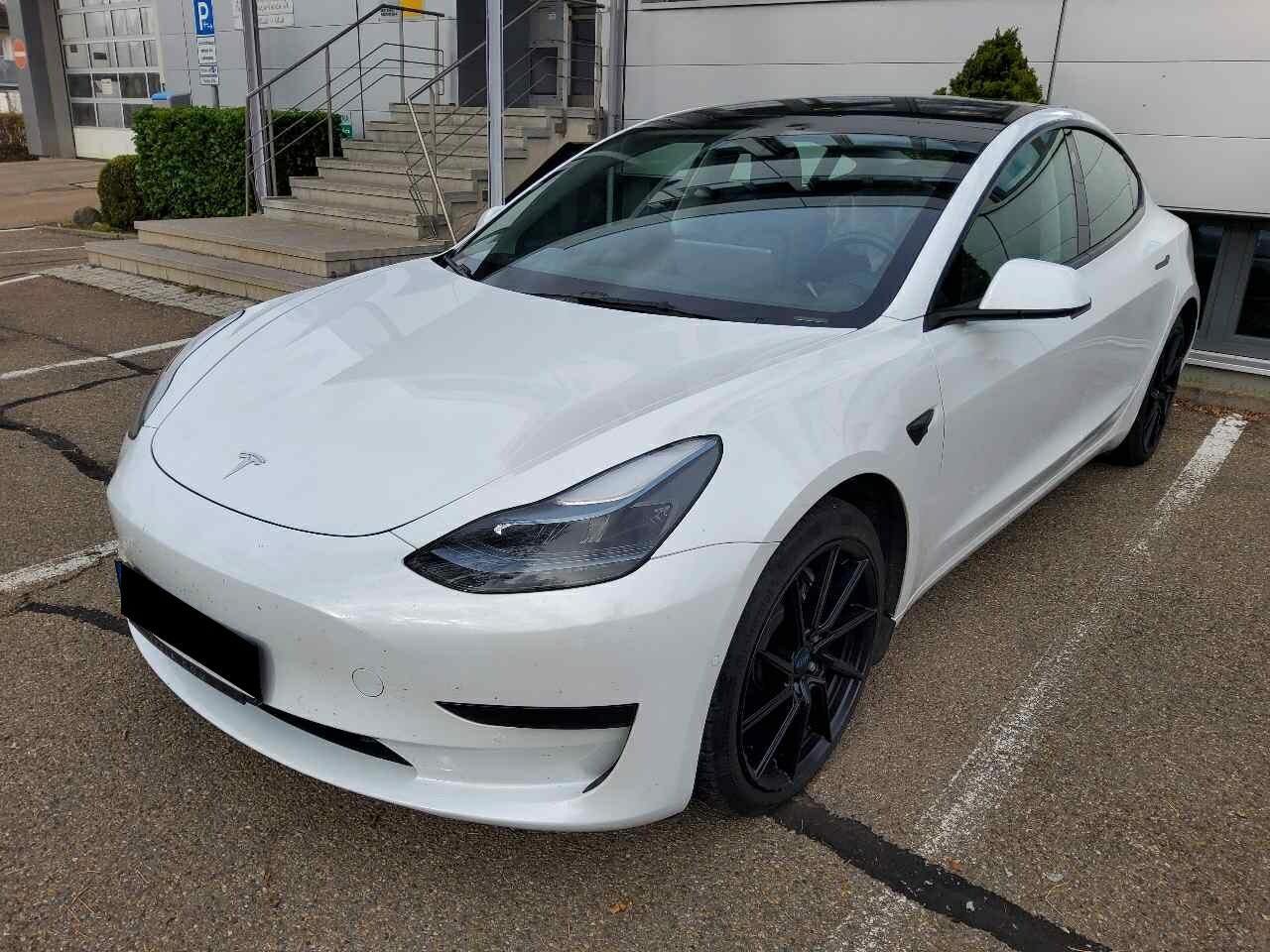 Tesla Model 3 - Electric - Automatic - 283 hp - 88.581 km