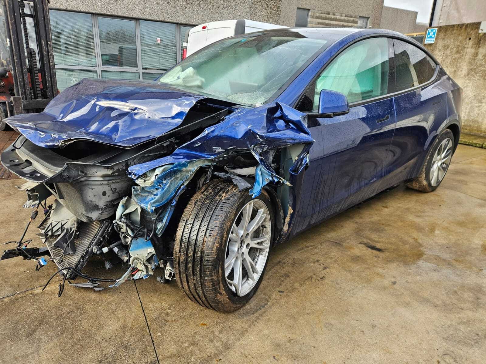 Tesla Model Y Long Range 75 kWh - Electric - Automatic - 208 hp - 107.000 km