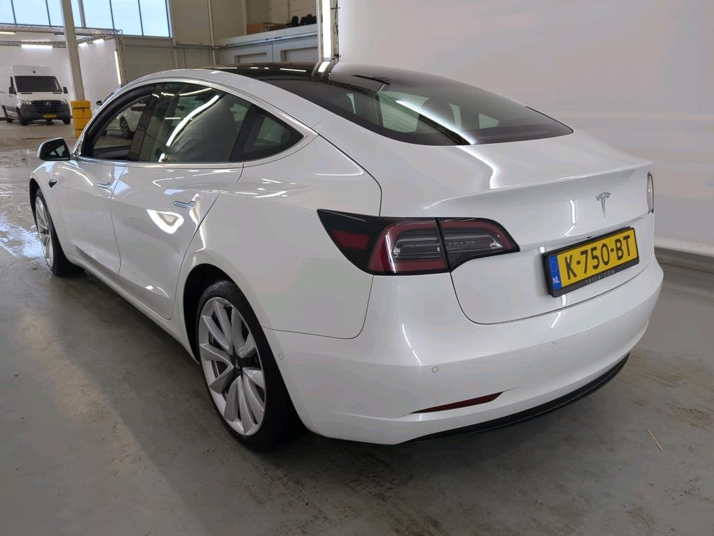 Tesla Model 3 - 238 hp - 180.632 km