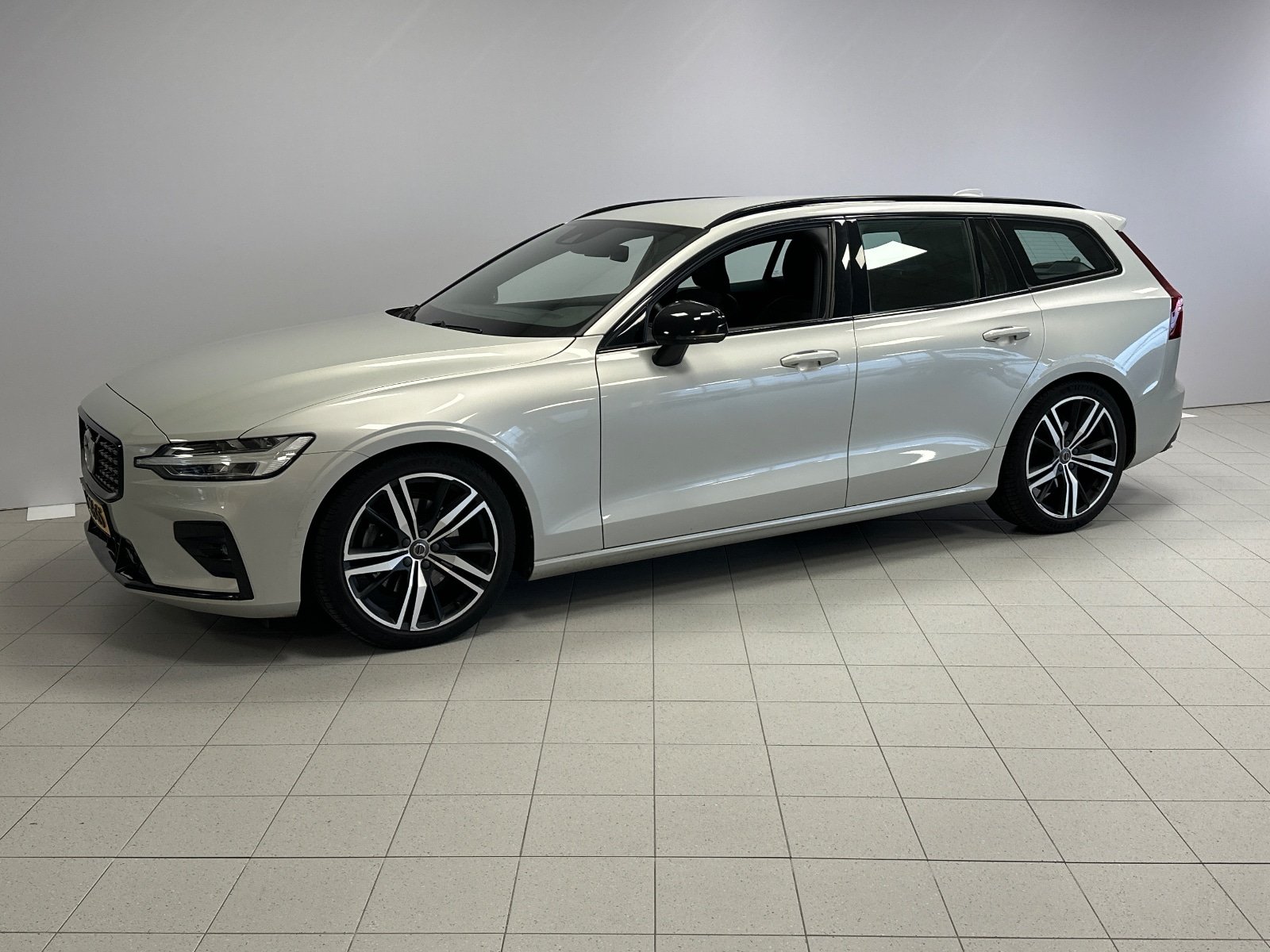 Volvo V60 B3 R-Design - Petrol - Automatic - 163 hp - 48.974 km