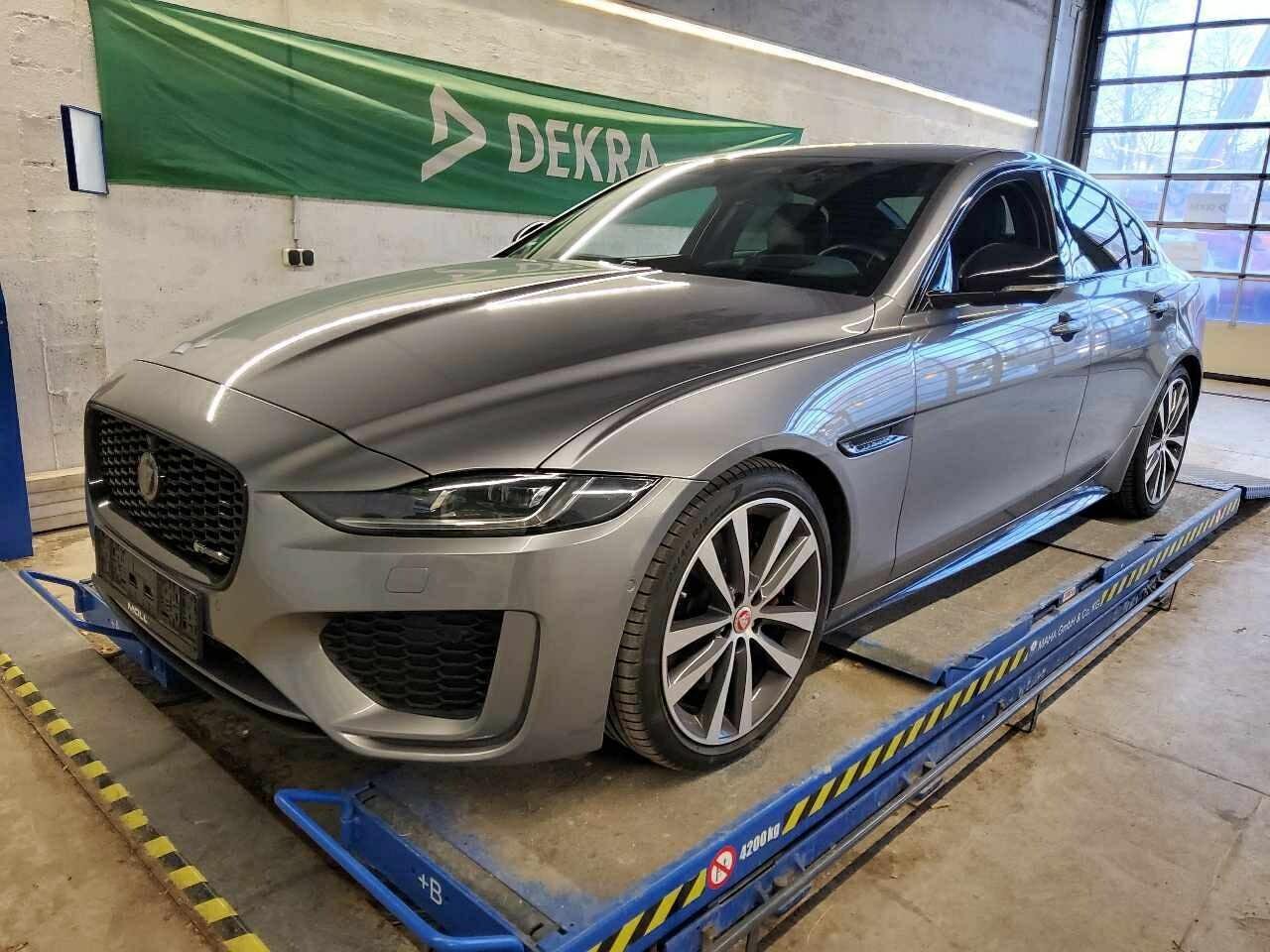 Jaguar XE R-Dynamic - Diesel - Automatic - 204 hp - 65.636 km