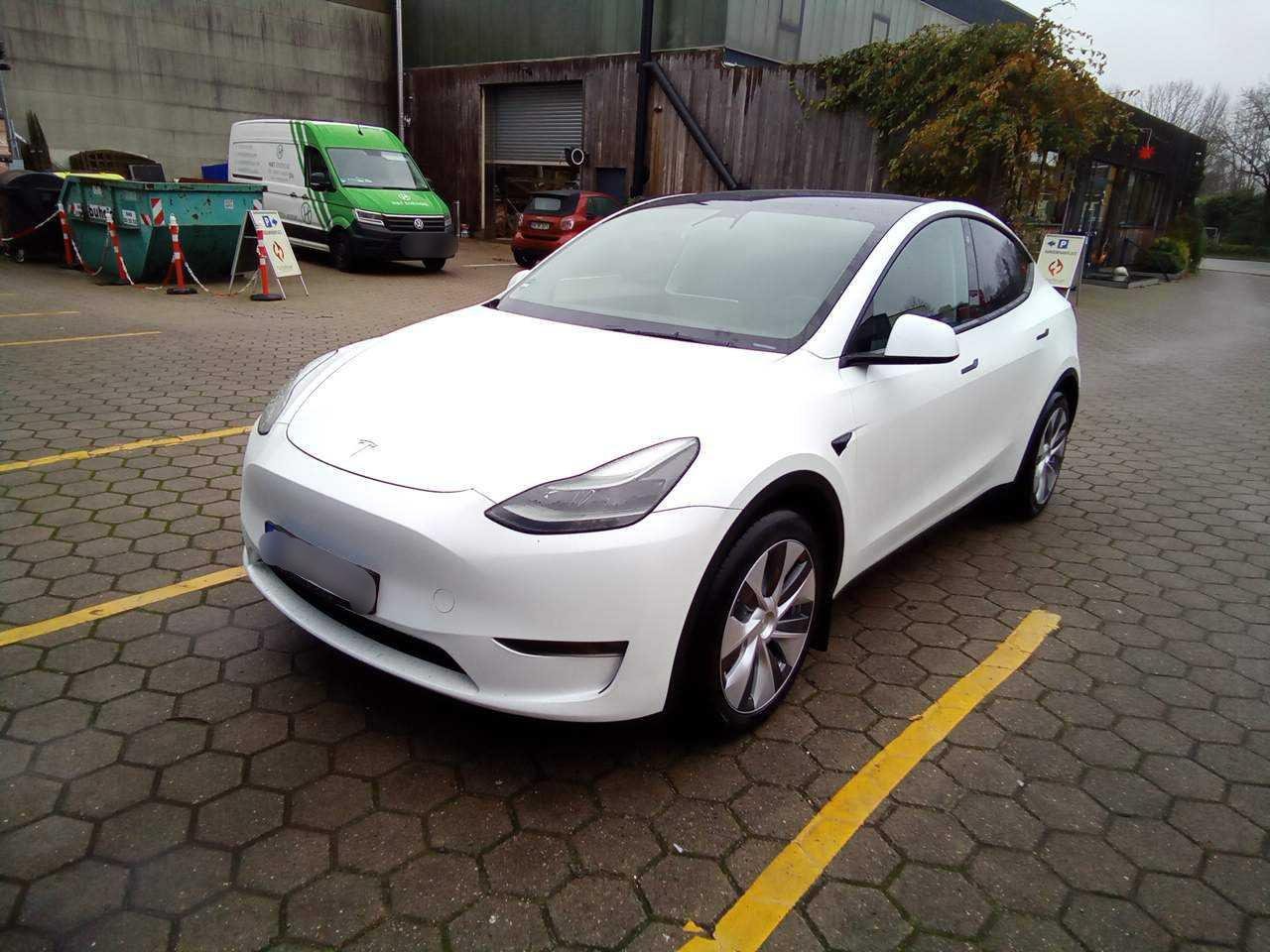 Tesla Model Y - Electric - Automatic - 514 hp - 39.412 km