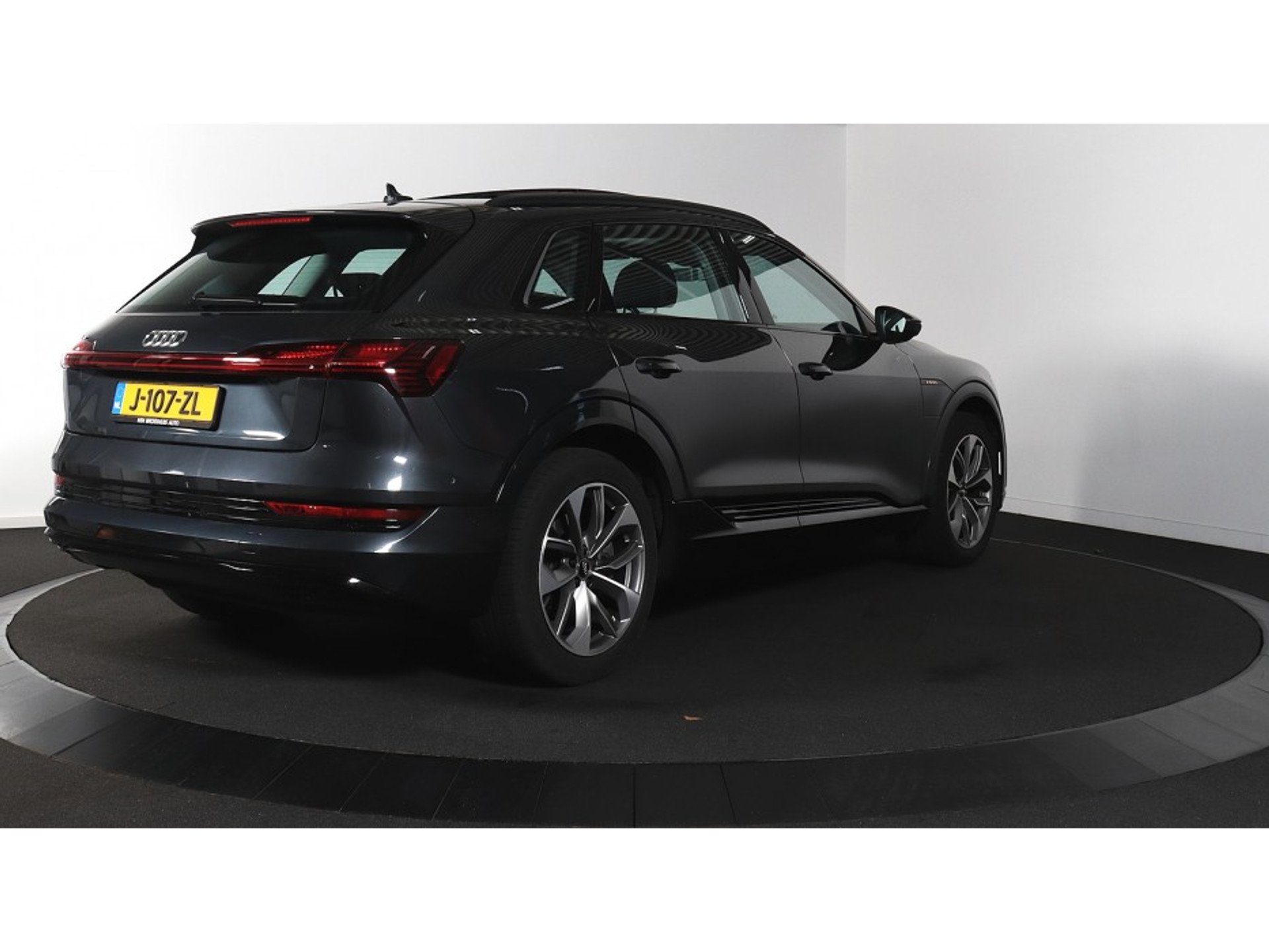 Audi E-tron 50 Business - Electric - Automatic - 313 hp - 125.896 km