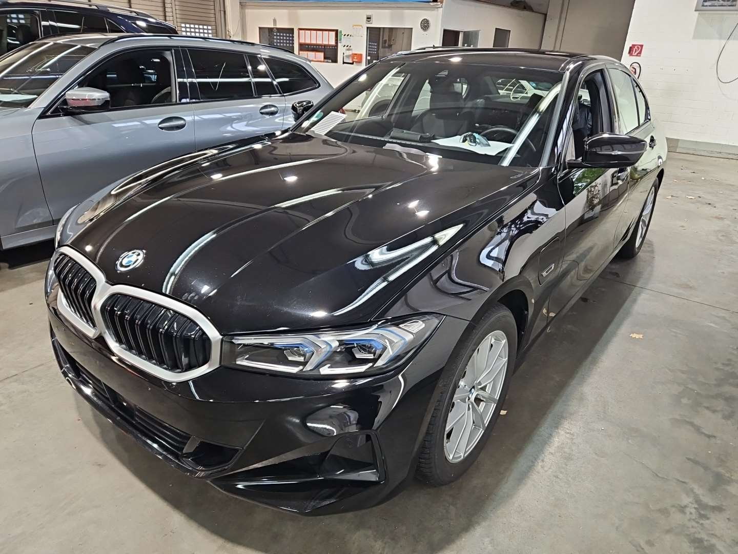 BMW 3 Series 330e - Hybrid - Automatic - 184 hp - 48.659 km