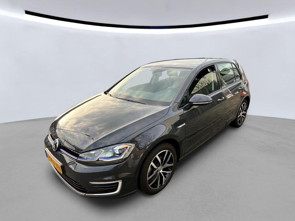 Volkswagen Golf 35,8 kWh - Electric - Automatic - 136 hp - 119.951 km