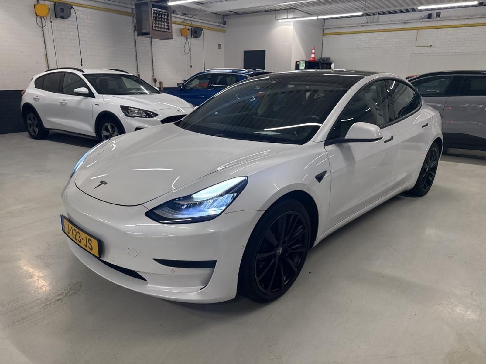 Tesla Model 3 60 kWh - Electric - Automatic - 238 hp - 124.522 km