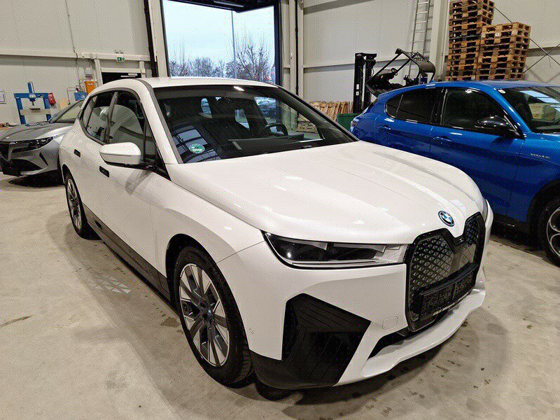 BMW iX 40 - Electric - Automatic - 326 hp - 17.400 km 