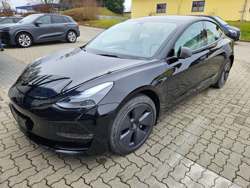 Tesla Model 3 - Electric - Automatic - 498 hp - 52.345 km