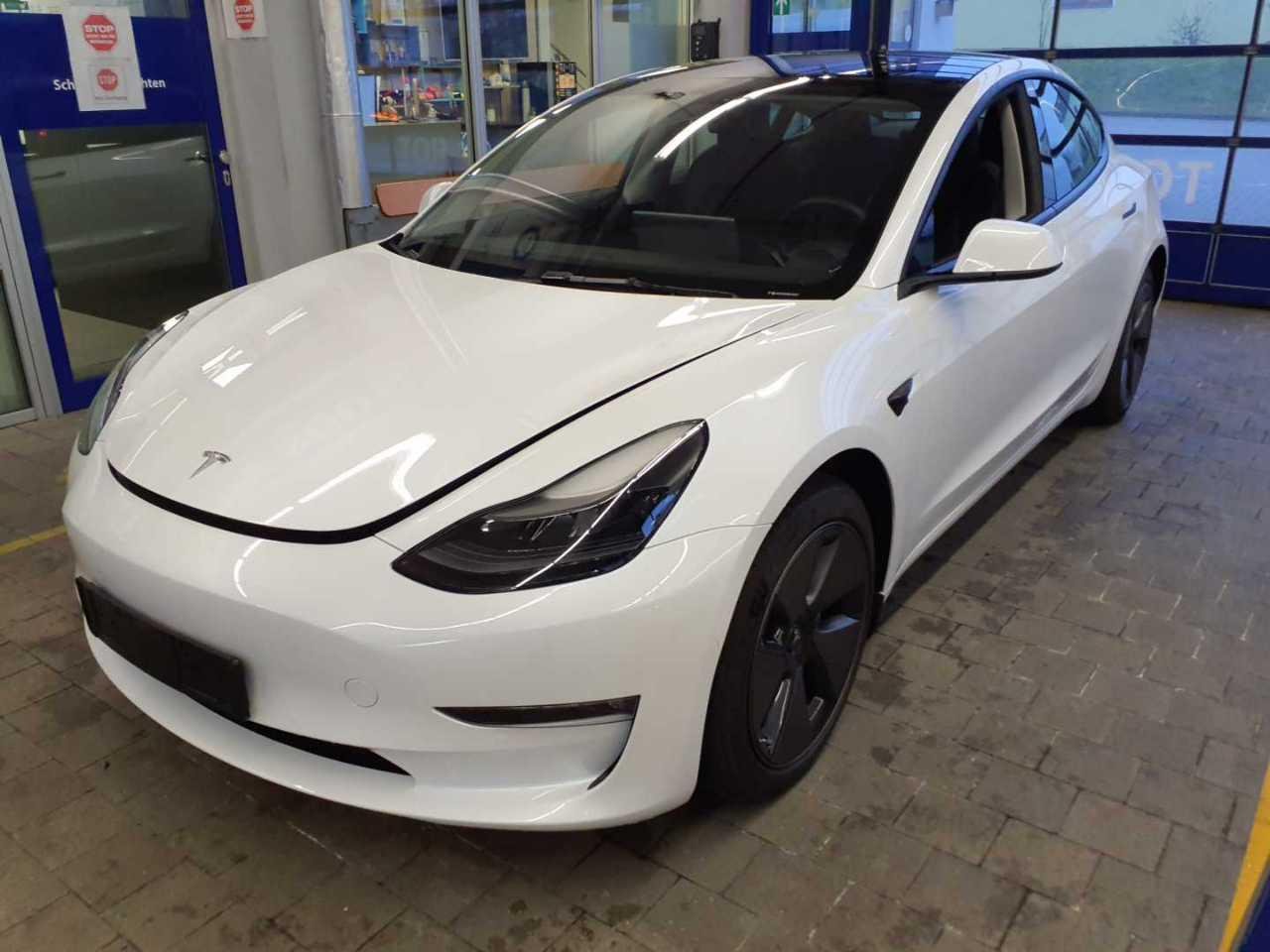 Tesla Model 3 - Electric - Automatic - 498 hp - 39.977 km