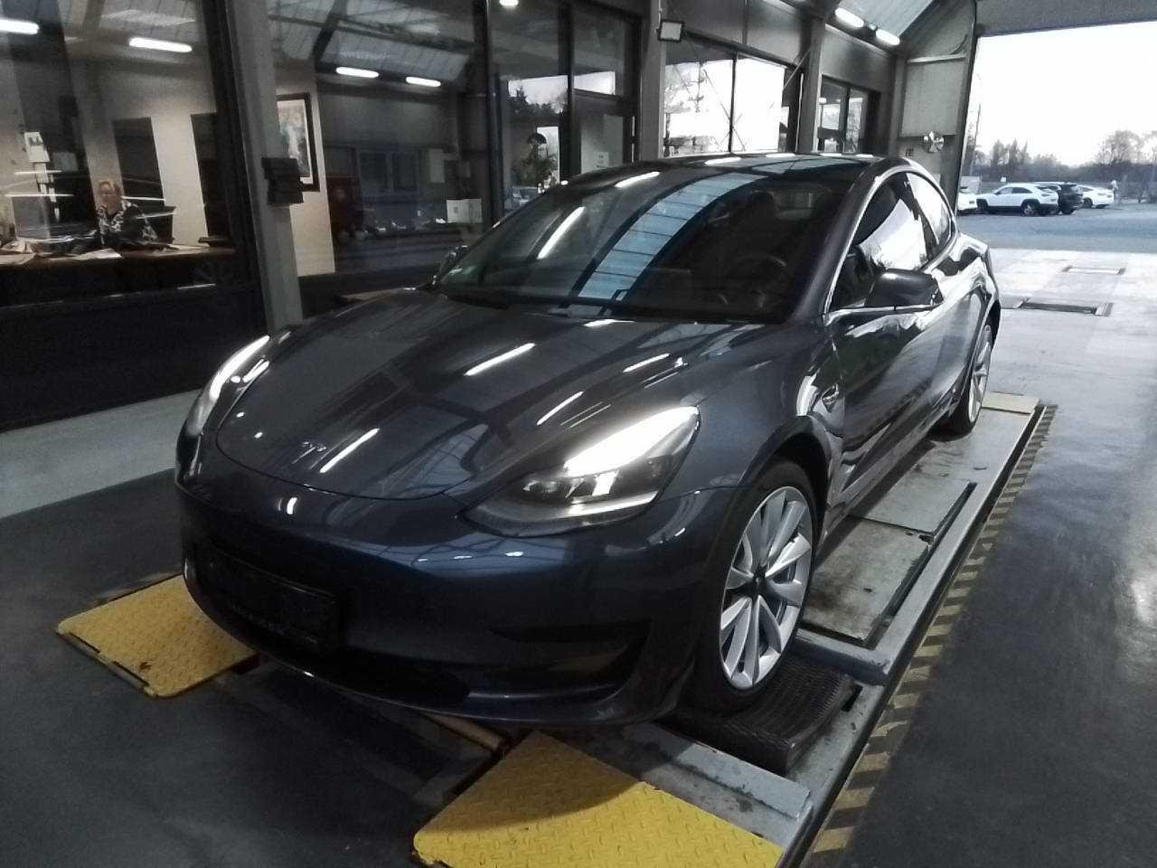 Tesla Model 3 - Electric - Automatic - 325 hp - 92.751 km