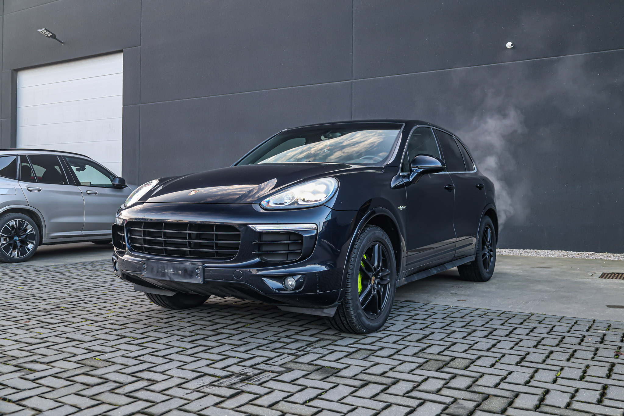 Porsche Cayenne 3.0 Platinum - AWD - Hybrid - Automatic - 332 hp - 220.585 km