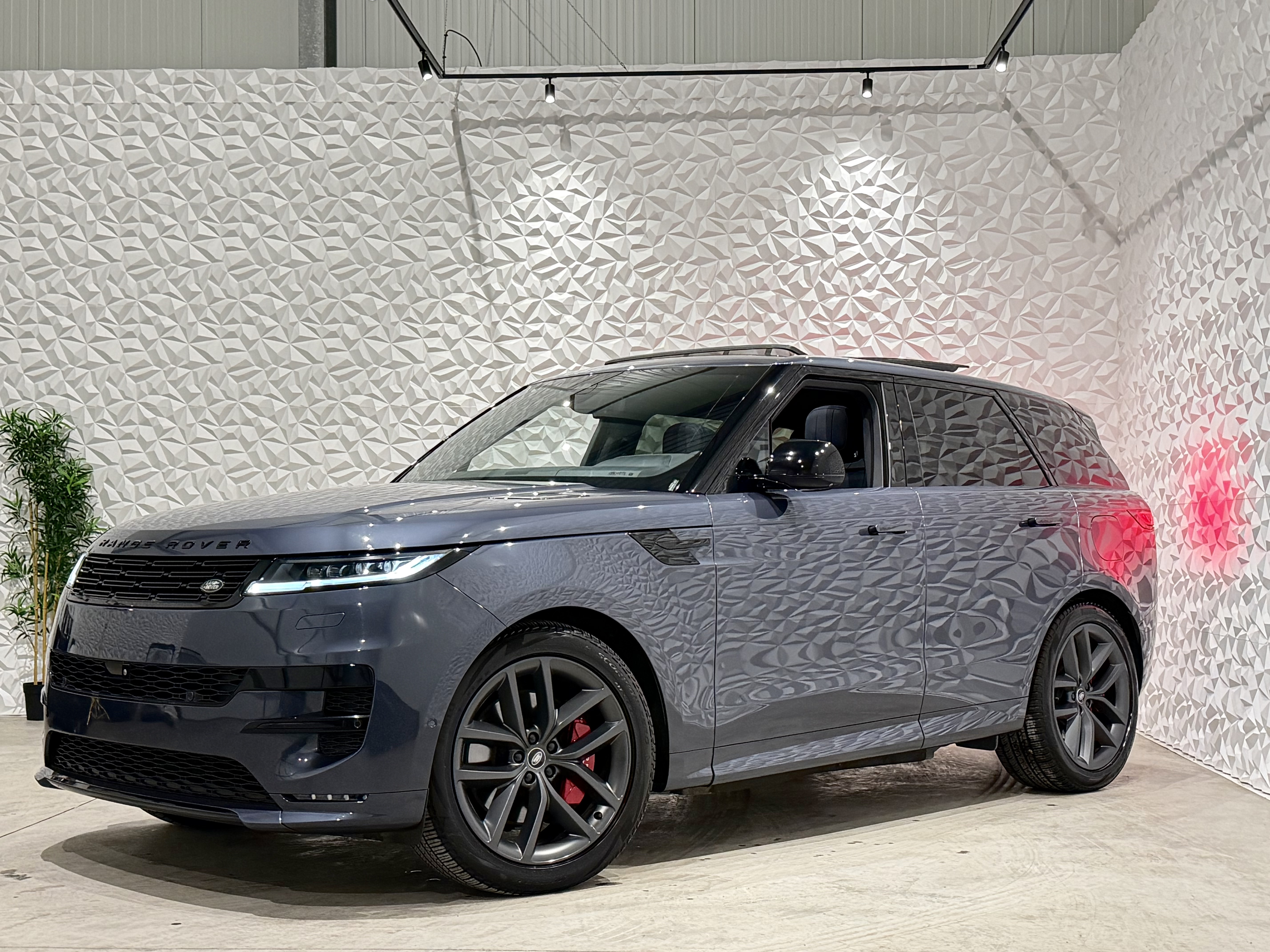 Land Rover Range Rover Sport 3.0 R-Dynamic S - AWD - Hybrid - Automatic - 440 hp - 53.821 km R-Dynamic S