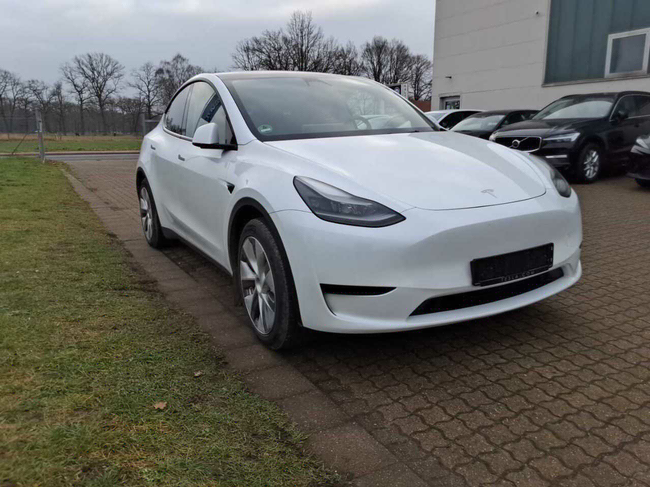 Tesla Model Y Standard Range - Electric - Automatic - 169 hp - 42.674 km 