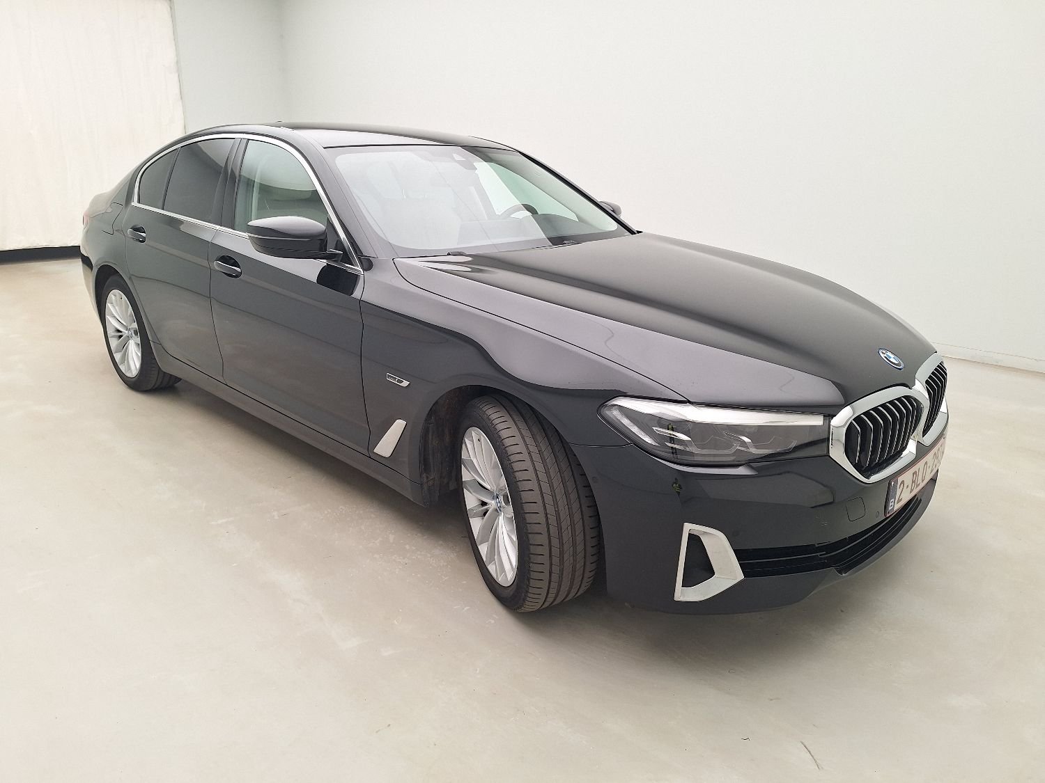 BMW 5 Series 520e Luxury - Hybrid - Automatic - 164 hp - 80.760 km Luxury