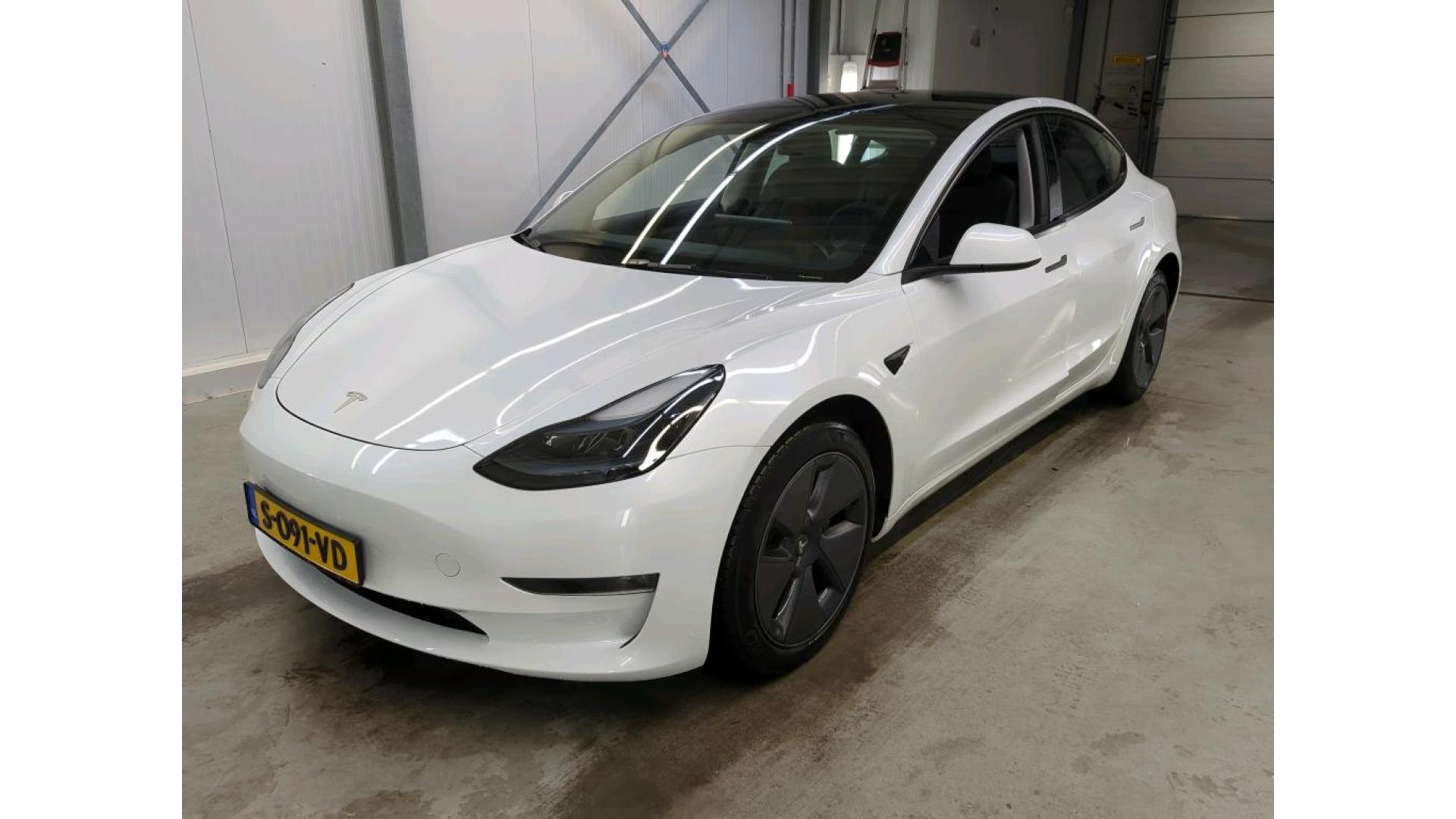 Tesla Model 3 Long Range - Dual Motor - Electric - Automatic - 351 hp - 93.858 km
