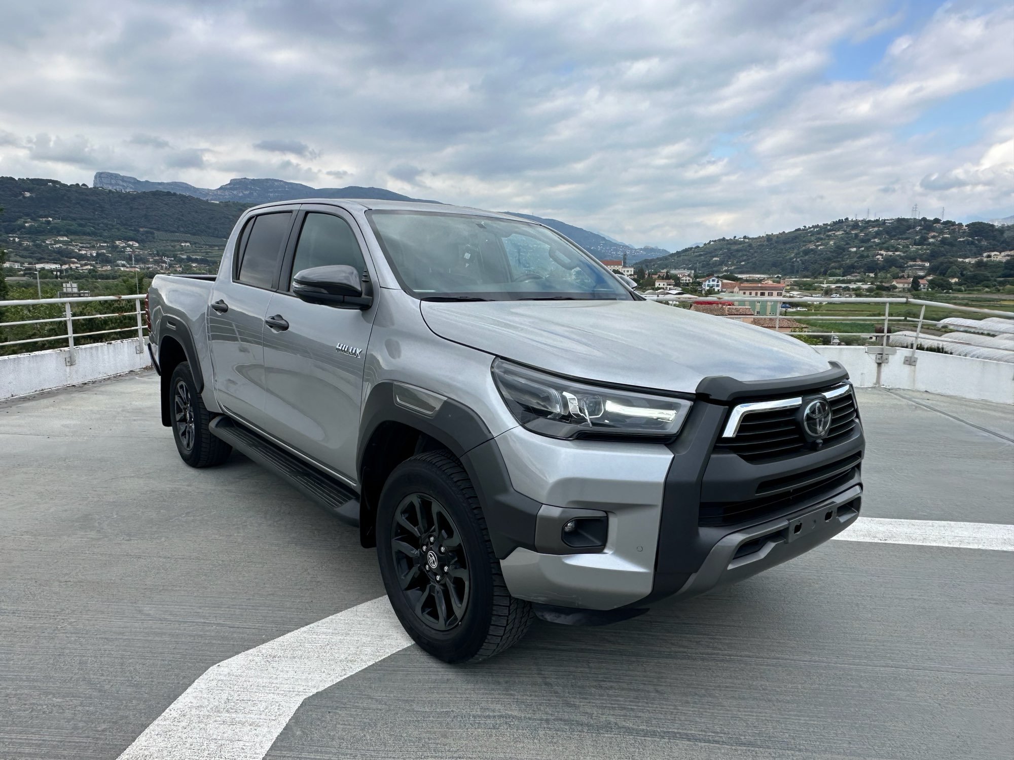 Toyota Hilux 2.8 D-4D Invincible - AWD - Diesel - Automatic - 204 hp - 47.000 km Invincible