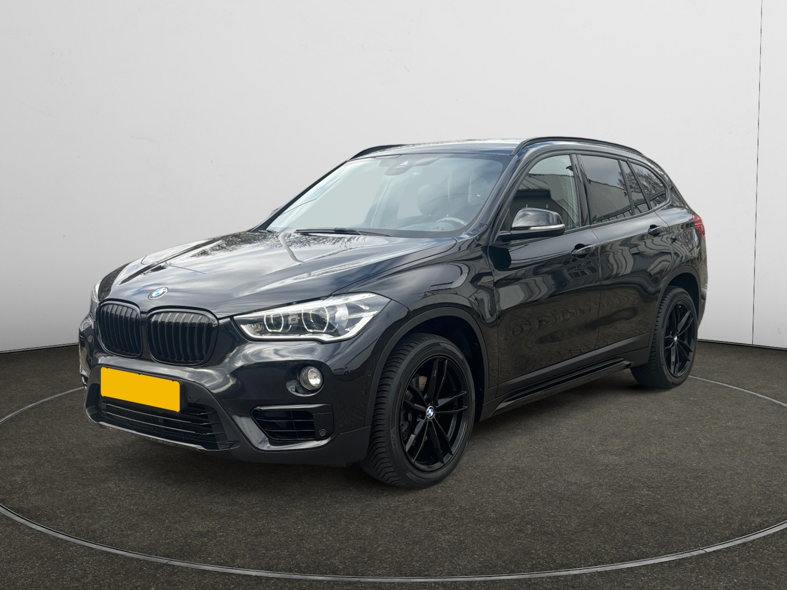 BMW X1 18i High Executive - Petrol - Automatic - 140 hp - 148.716 km
