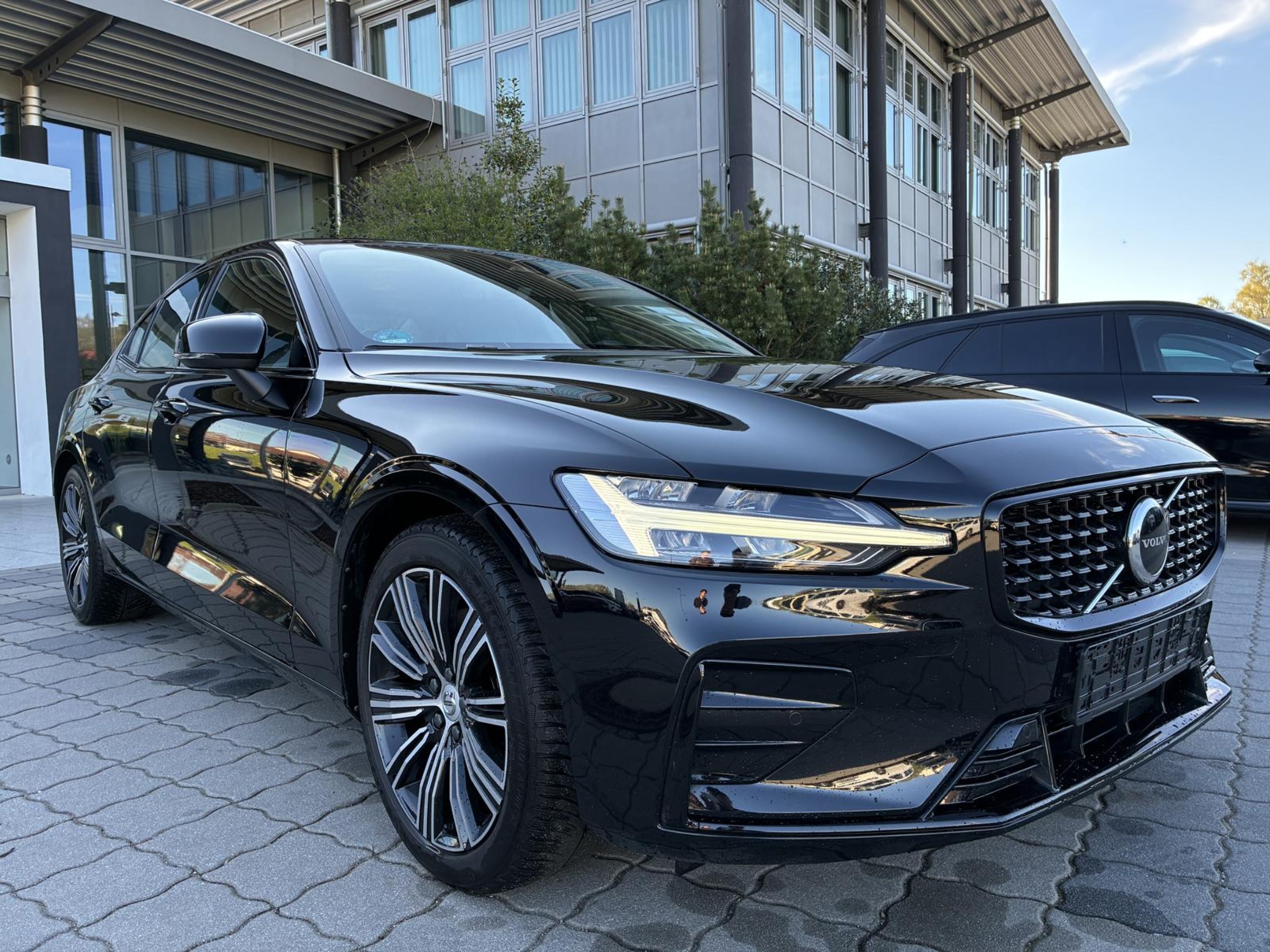 Volvo S60 B4 Plus Dark - Petrol - Automatic - 197 hp - 83.621 km Plus Dark