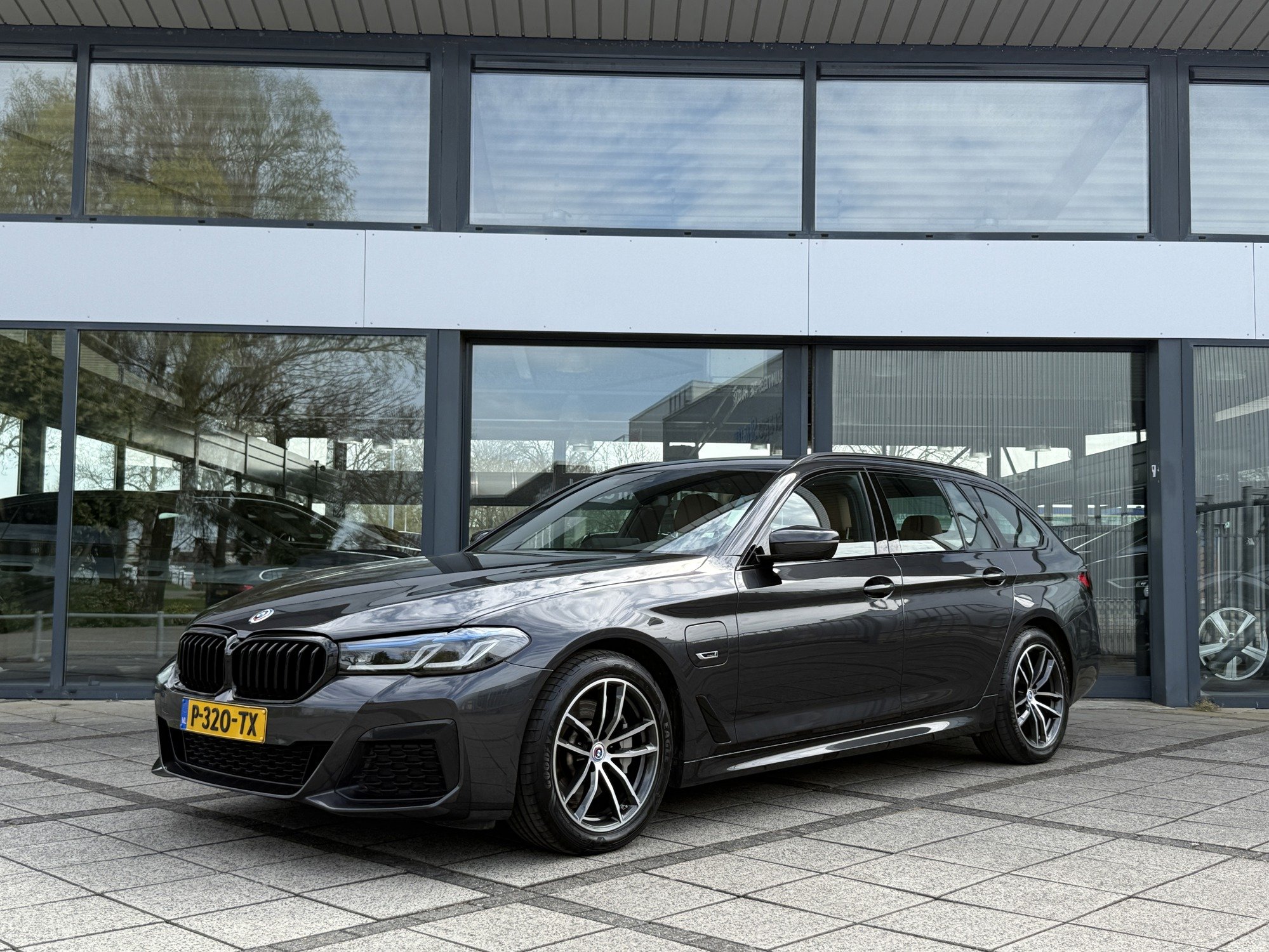 BMW 5 Series Touring 530e Business - Hybrid - Automatic - 184 hp - 191.390 km
