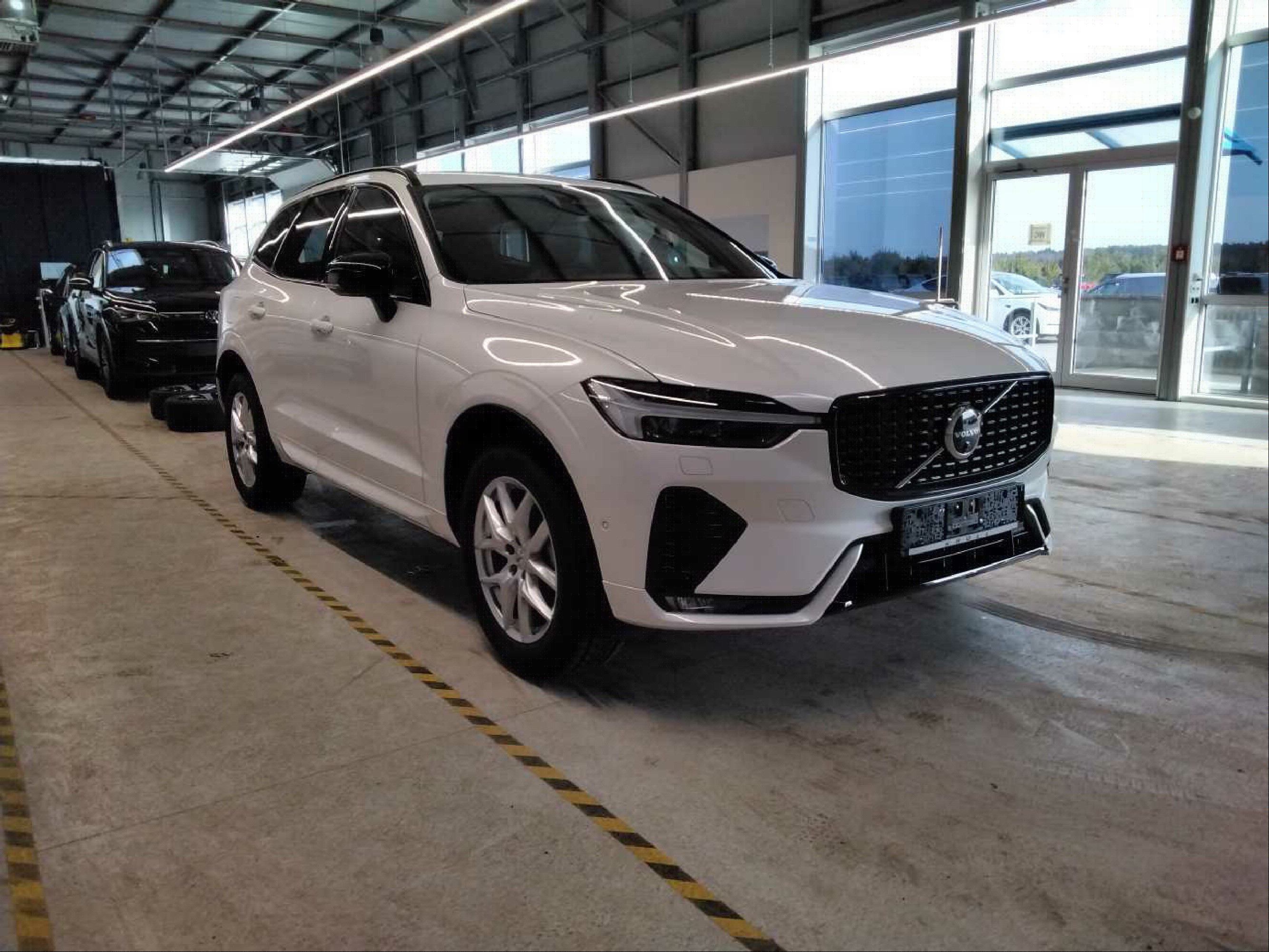 Volvo XC60 B4 Plus Dark - Petrol - Automatic - 197 hp - 8.558 km Plus Dark
