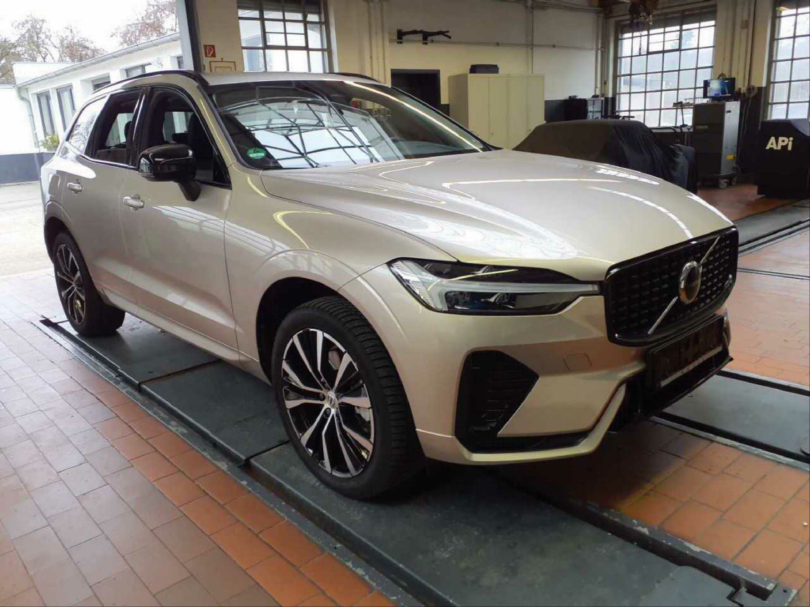 Volvo XC60 B4 Plus Dark - Petrol - Automatic - 197 hp - 33.625 km Plus Dark