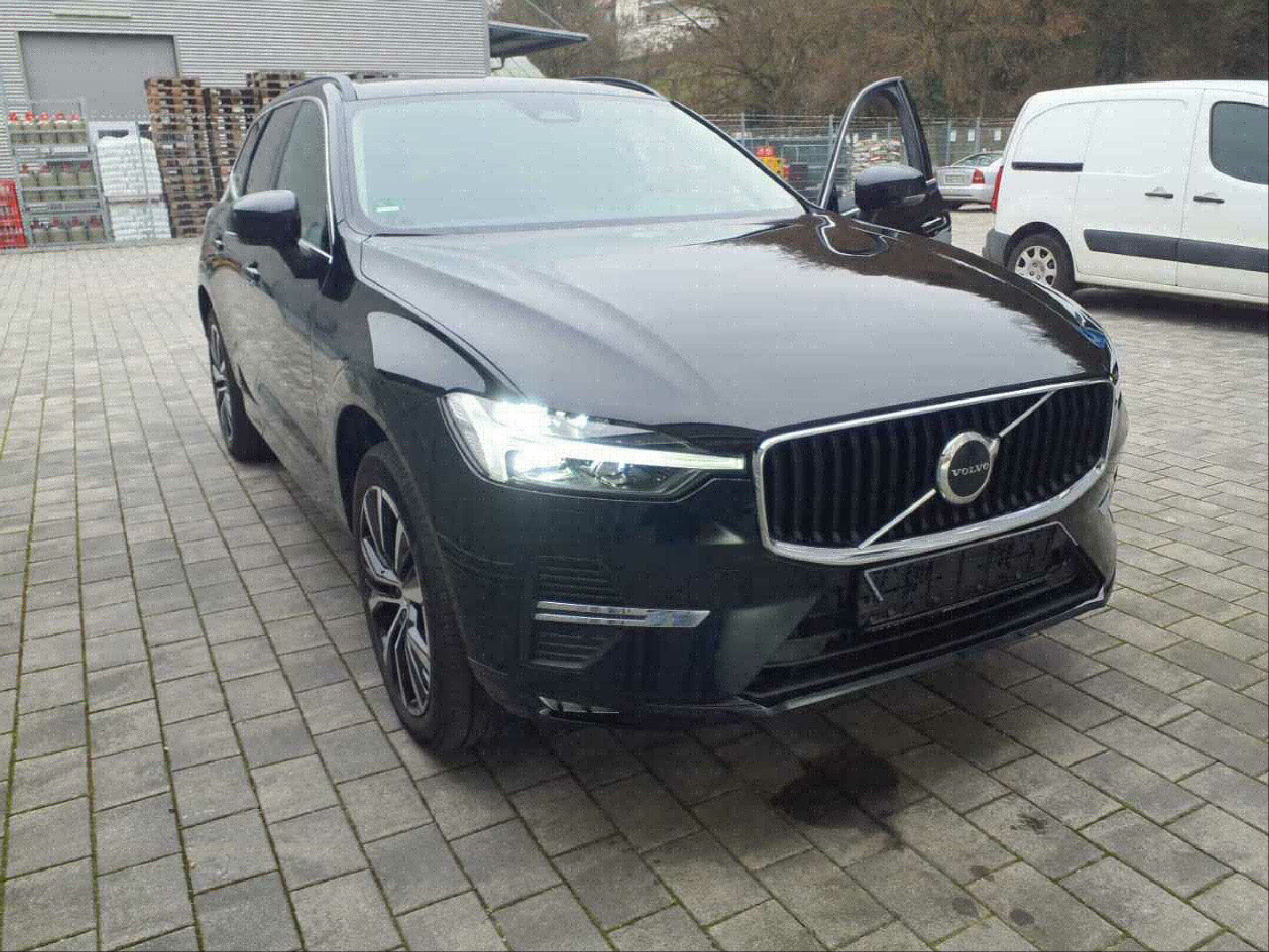Volvo XC60 B4 Core - Petrol - Automatic - 197 hp - 33.592 km Core