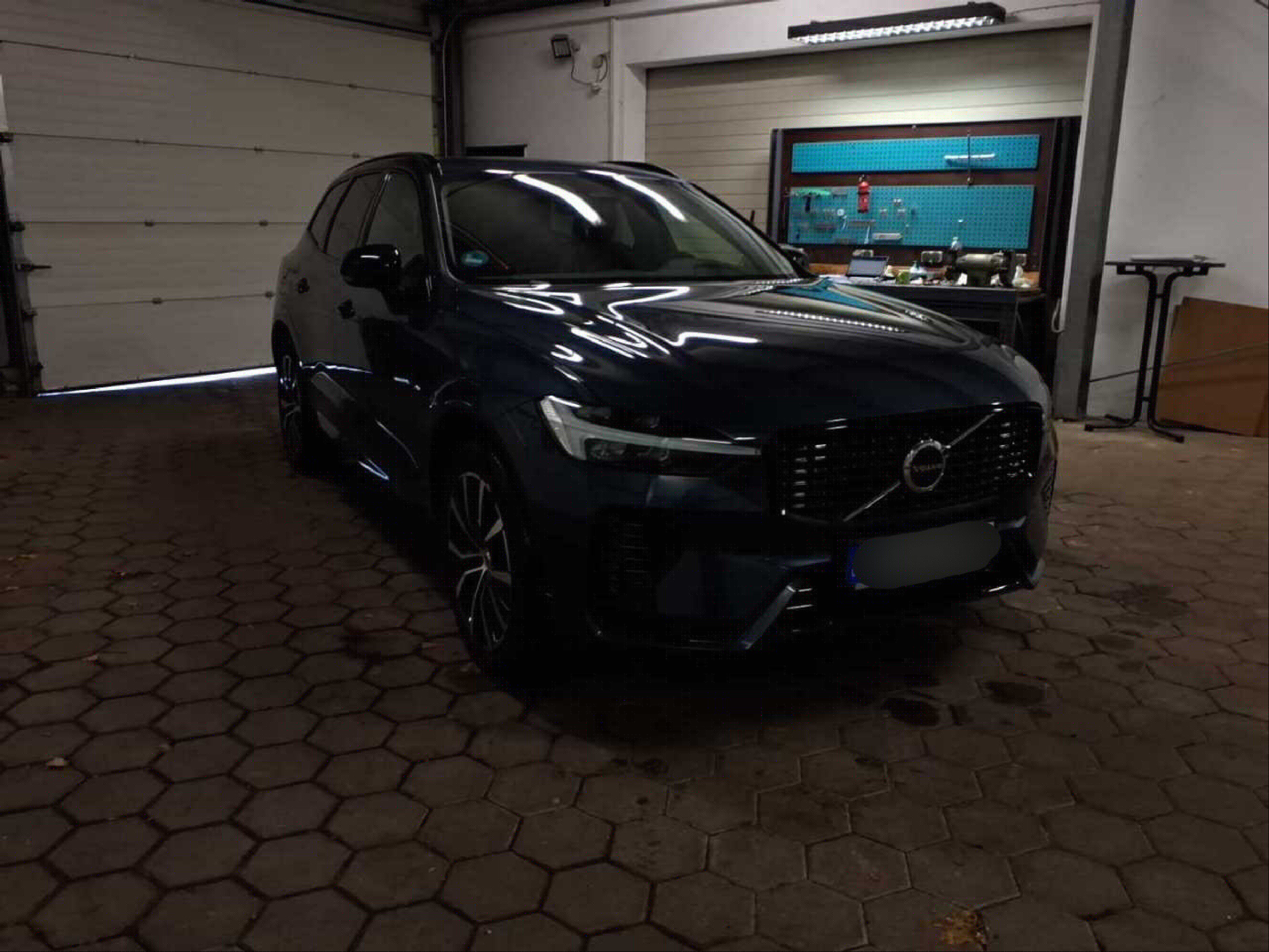 Volvo XC60 B4 Plus Dark - Petrol - Automatic - 197 hp - 27.011 km Plus Dark