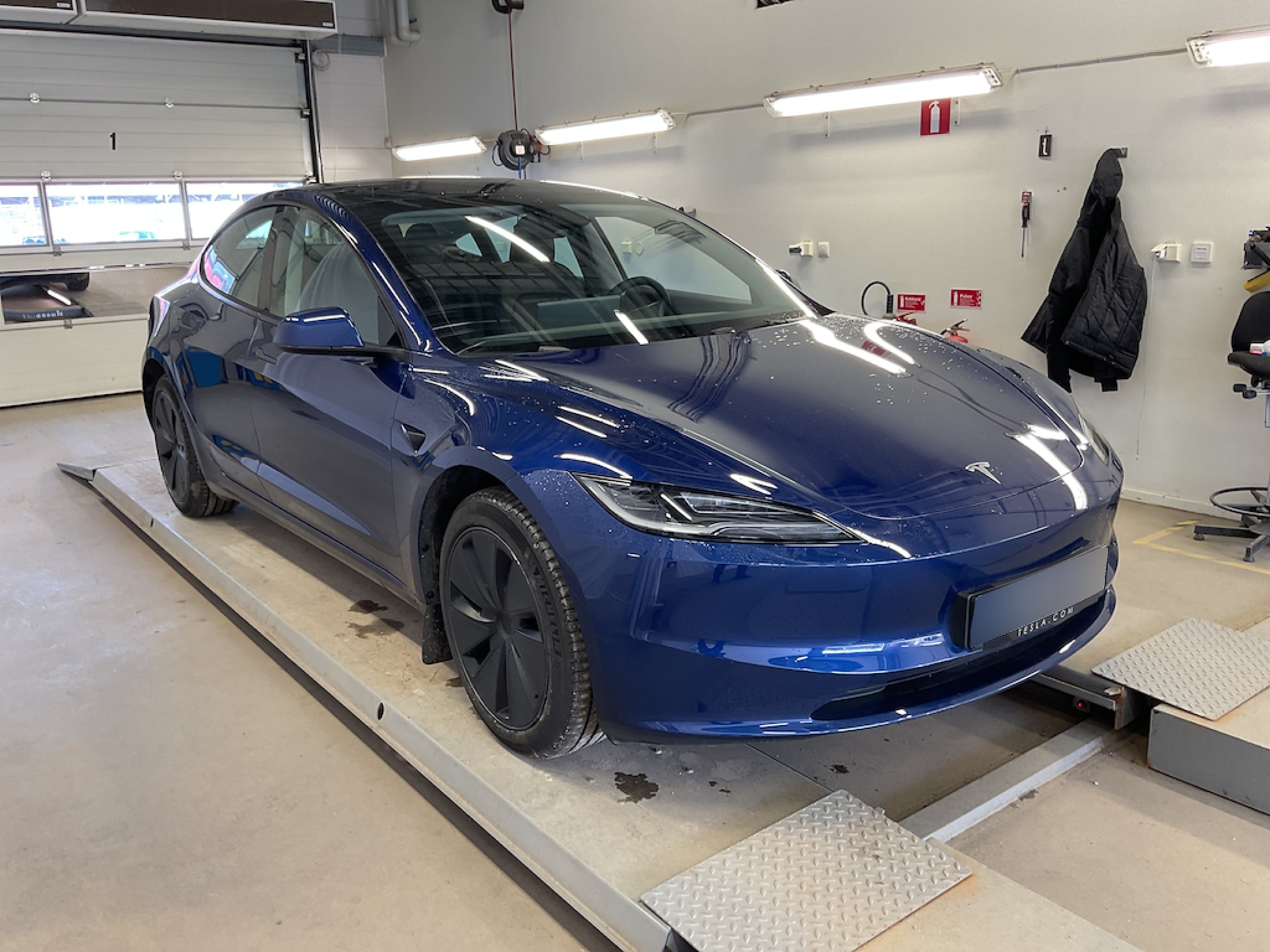 Tesla Model 3 60 kWh - Electric - Automatic - 283 hp - 9.558 km 