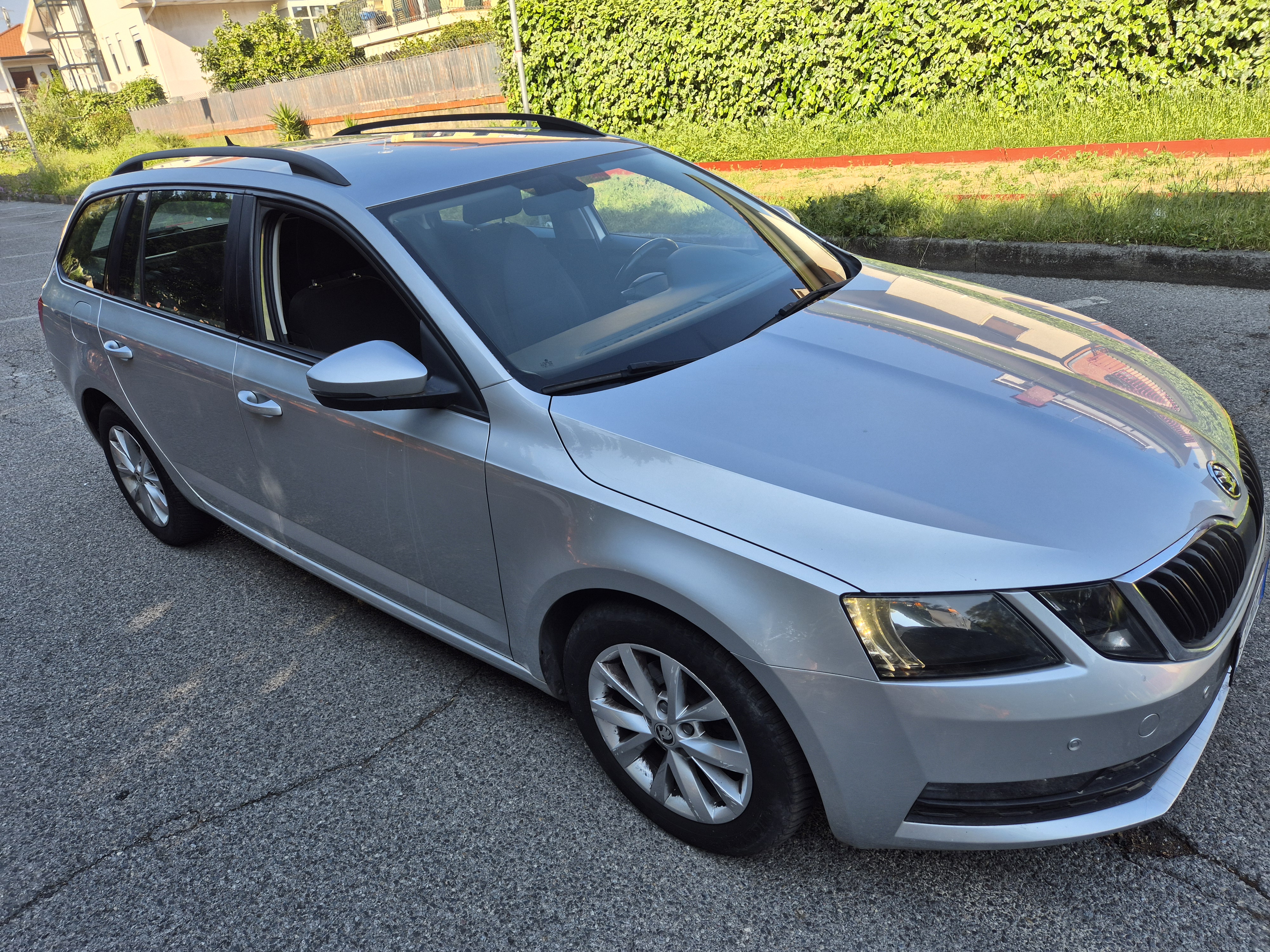 Skoda Octavia Combi 1.6 TDI Executive - Diesel - Automatic - 115 hp - 142.813 km Executive