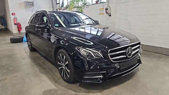 Mercedes-Benz E 300d AMG Lin - Hybrid - Automatic - 305 hp - 151.093 km