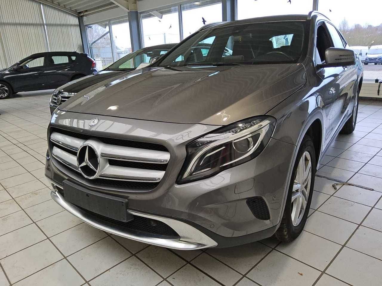 Mercedes-Benz GLA 180 - Petrol - Manual - 122 hp - 96.376 km 
