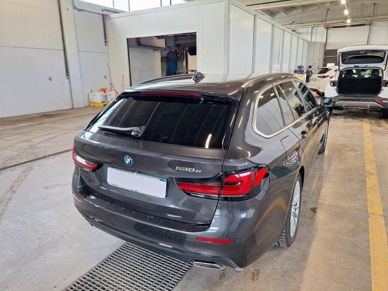 BMW 5 Series Touring 530e Business - Hybrid - Automatic - 292 hp - 40.880 km