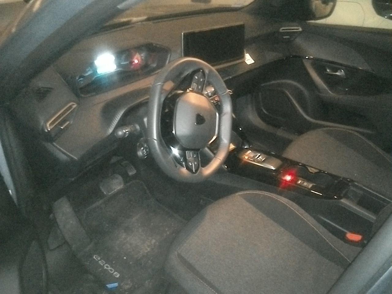 Foto 4 van Peugeot E-2008