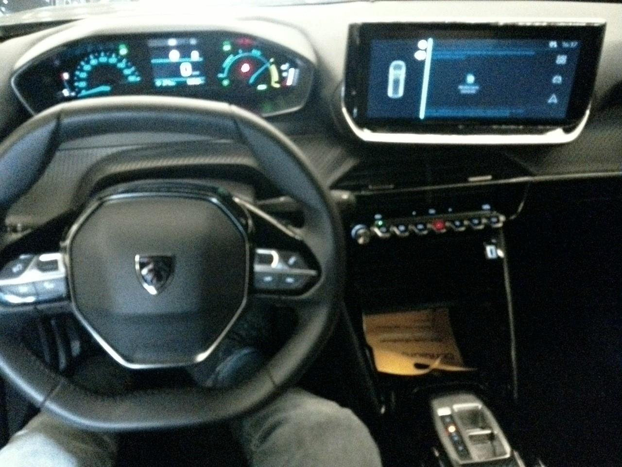 Foto 14 van Peugeot E-2008