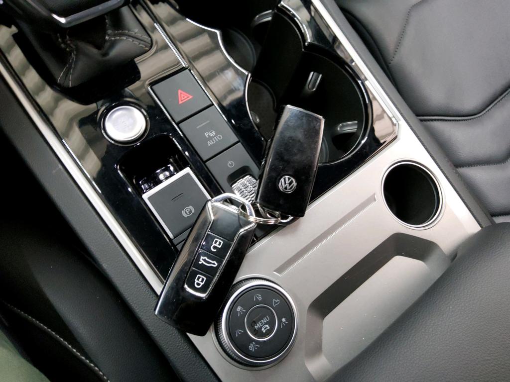 2023 Volkswagen Touareg   AWD