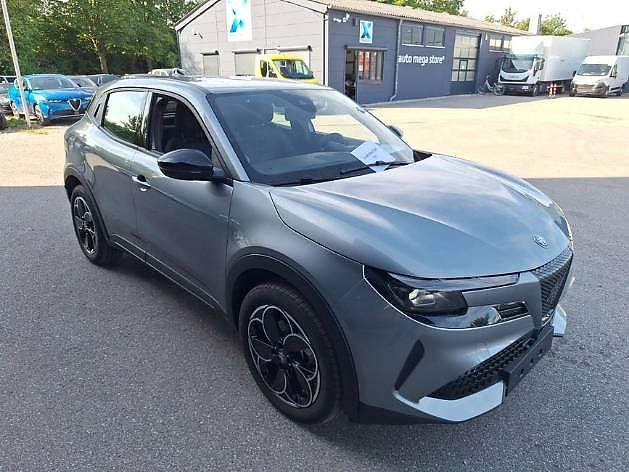 2025 Alfa Romeo Junior salvage, VIN ZAANAVA53RJA23589