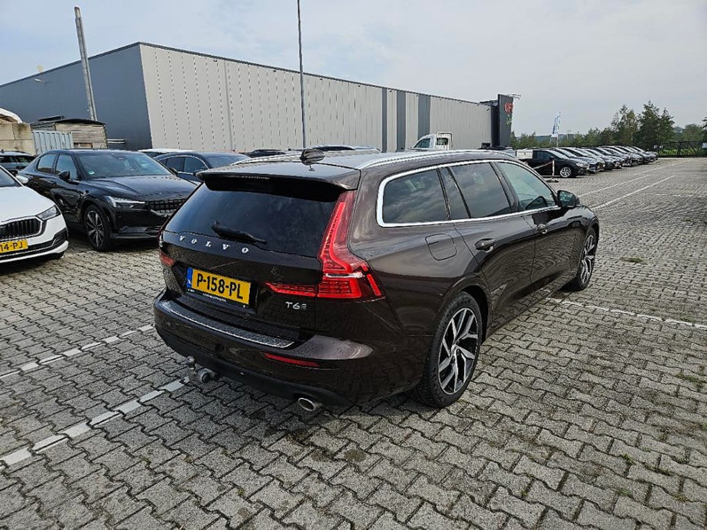 Volvo V60 T6 Momentum Pro - Hybrid - Automatic - 253 hp - 138.937 km